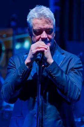 Jens Sembdner of Die Prinzen live at a concert of the Symphonica Tour for the 35th anniversary of the band with the orchestra of the Thüringen Philharmonie Gotha Eisenach in the Kuppelsaal Hannover, 17 01 2026 Foto:xU.xStammx xFuturexImagex prinzen_6117