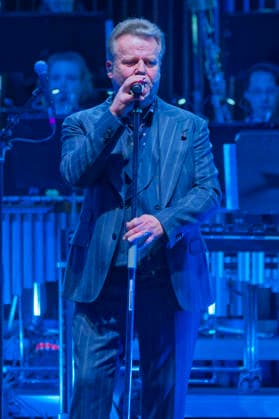 Henri Schmidt of Die Prinzen live at a concert of the Symphonica Tour for the 35th anniversary of the band with the orchestra of the Thüringen Philharmonie Gotha Eisenach in the Kuppelsaal Hannover, 17 01 2026 Foto:xU.xStammx xFuturexImagex prinzen_6119