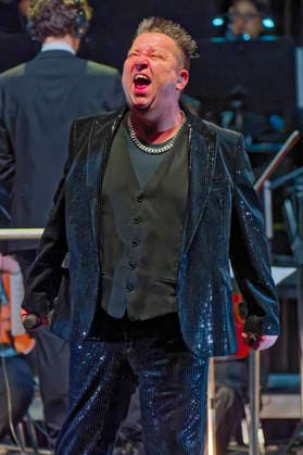 Sebastian Krumbiegel of Die Prinzen live at a concert of the Symphonica Tour for the 35th anniversary of the band with the orchestra of the Thüringen Philharmonie Gotha Eisenach in the Kuppelsaal Hannover, 17 01 2026 Foto:xU.xStammx xFuturexImagex prinzen_6130