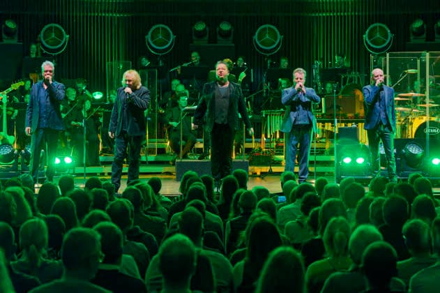 Jens Sembdner, Sebastian Krumbiegel, Tobias Künzel, Henri Schmidt and Wolfgang Lenk from Die Prinzen live at a concert of the Symphonica Tour for the 35th anniversary of the band with the orchestra of the Thüringen Philharmonie Gotha Eisenach in the Kuppelsaal Hannover, 17 01 2026 Foto:xU.xStammx xFuturexImagex prinzen_6133