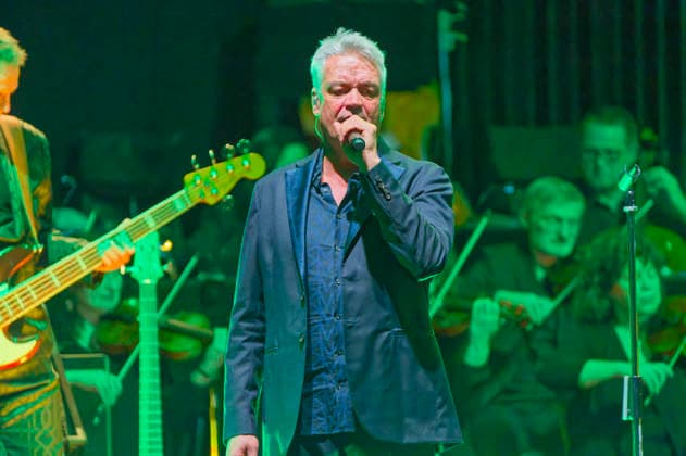 Jens Sembdner of Die Prinzen live at a concert of the Symphonica Tour for the 35th anniversary of the band with the orchestra of the Thüringen Philharmonie Gotha Eisenach in the Kuppelsaal Hannover, 17 01 2026 Foto:xU.xStammx xFuturexImagex prinzen_6135