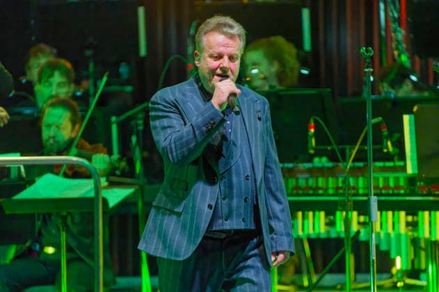 Henri Schmidt of Die Prinzen live at a concert of the Symphonica Tour for the 35th anniversary of the band with the orchestra of the Thüringen Philharmonie Gotha Eisenach in the Kuppelsaal Hannover, 17 01 2026 Foto:xU.xStammx xFuturexImagex prinzen_6136