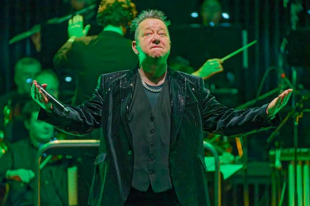 Sebastian Krumbiegel of Die Prinzen live at a concert of the Symphonica Tour for the 35th anniversary of the band with the orchestra of the Thüringen Philharmonie Gotha Eisenach in the Kuppelsaal Hannover, 17 01 2026 Foto:xU.xStammx xFuturexImagex prinzen_6137