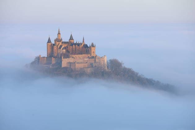 Hohenzollern Castle in a sea of fog at sunrise, Hohenzollern Castle near Hechingen Zollernalbkreis , floats in the morning light above a sea of fog a quiet moment above the clouds Hechingen Baden Württemberg Germany Hechingen Copyright: x xonw-imagesx xAlexanderxWolfx