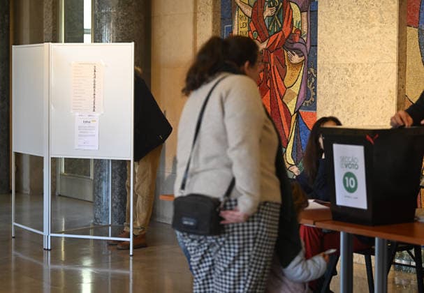 Portugal votes for presidential elections LISBON, PORTUGAL - JANUARY 18: Portuguese citizens arrive to cast a vote for Portugal s presidential elections at a polling station in Lisbon on January 18, 2026. Portugal started voting in the first round of a presidential election in which a far-right candidate could for the first time make it to a run-off, but with the final result hard to call. Zed Jameson Anadolu Lisbon Portugal. Editorial use only. Please get in touch for any other usage.  Copyright: x2026xAnadoluxZedxJamesonx