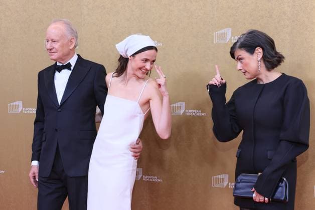 European Film Awards 2026 Roter Teppich und Preisverleihung Stellan Skarsgard, Renate Reinsve, Megan Everett, European Film Awards 2026, Haus der Kulturen der Welt, Berlin Datum: 17.01.2026 *** European Film Awards 2026 Red Carpet and Award Ceremony Stellan Skarsgard, Renate Reinsve, Megan Everett, European Film Awards 2026, Haus der Kulturen der Welt, Berlin Date 17 01 2026 Copyright: xEventpressxKratschx