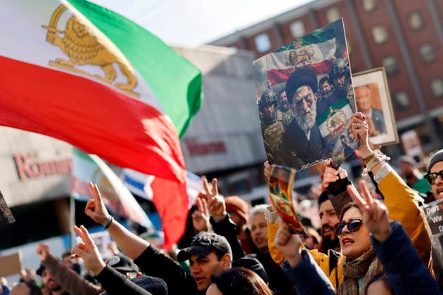 Mehrere hundert Demonstranten protestierten auf dem Kölner Roncalliplatz gegen das Mullahregime im Iran. Sie forderten den Sturz des Regimes und die Wiedereinsetzung eines Schah. Dazu schwenken sie iranische Fahnen und zeigen Schilder mit z.B. Karrikaturen von Ajatollah Ali Chamenei oder alte Portraits des letzten Schah Mohammad Reza Pahlavi. Köln, 17.01.2026 NRW Deutschland *** Several hundred demonstrators protested on Roncalliplatz in Cologne against the mullah regime in Iran They demanded the fall of the regime and the reinstatement of a Shah They waved Iranian flags and displayed signs with, for example, caricatures of Ayatollah Ali Khamenei or old portraits of the last Shah Mohammad Reza Pahlavi Cologne, 17 01 2026 NRW Germany Copyright: xChristophxHardtx