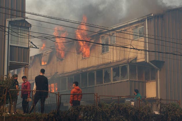 Concepcion, January 18, 2026 Forest fire causes communal red alert and evacuation of the sectors of Puente 1, Puente 2 and Puente 3 in Concepcion Carlos Acuna Aton Chile, Concepcion Chile Aton 1119073  Copyright: CARLOSxACUNA ATONxCHILE