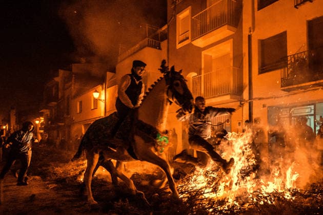 January 18, 2026, Vilanova D alcolea, Valencia, Spain: Horses and riders pass through a bonfire during the annual Sant Antoni festival. The centuries-old festival celebrates the patron saint of animals, with bonfires, music, dancing, and blessings for pets and livestock. Vilanova D alcolea Spain - ZUMAo105 20260118_fap_o105_003 Copyright: xMatthiasxOesterlex