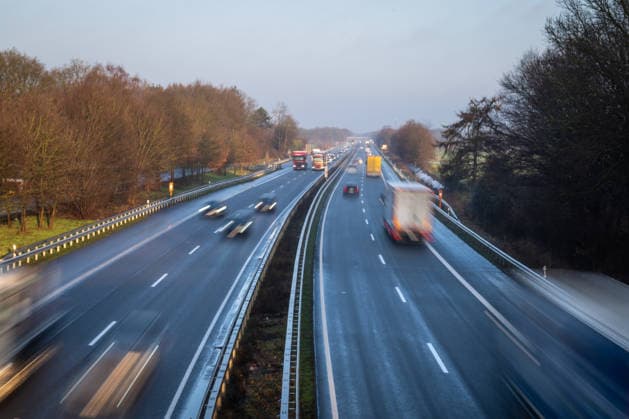 Autobahnverkehr in Norddeutschland Oldenburg, Deutschland, 15.01.2026: Blick von einer Autobahnbrücke auf die A28 mit fließendem Verkehr in beide Richtungen. Mehrspurige Fahrbahnen mit Pkw- und Lkw-Verkehr; Fahrzeuge sind durch Bewegungsunschärfe teilweise verwischt. *** Highway traffic in northern Germany Oldenburg, Germany, 15 01 2026 View from a highway bridge on the A28 with flowing traffic in both directions Multi-lane carriageways with car and truck traffic Vehicles are partially blurred by motion blur