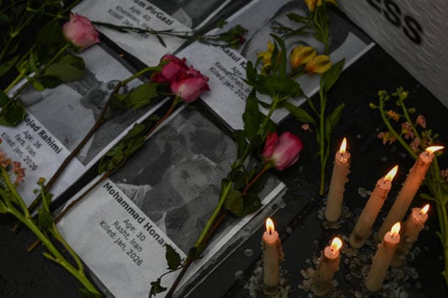 January 18, 2026, New York, New York, USA: People light candles in memory of victims killed during protests in Iran by the Iranian government at a rally in support of demonstrators in Iran at Washington Square Park in New York City. New York USA - ZUMAa266 20260118_znp_a266_011 Copyright: xLirixAgamix