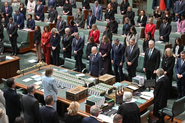 PARLIAMENT SITTING CANBERRA, Prime Minister Anthony Albanese and parliamentarians stand for a minutes silence during a condolence motion during a federal parliament sitting following the Bondi terror attack at Parliament House in Canberra, Monday, January 19, 2026. ( NO ARCHIVING Sydney New South Wales Australia  Copyright: xMickxTsikasx 20260119123686455930