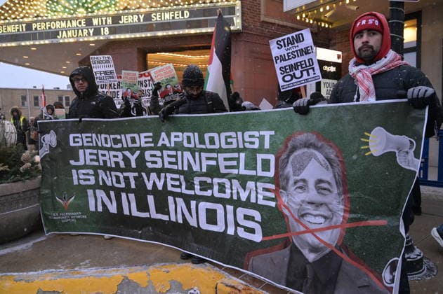 Demonstration in Illinois to protest a benefit performance by comedian Jerry Seinfeld AURORA, ILLINOIS - JANUARY 18: Protesters gather outside the Paramount Theatre in Aurora to protest a benefit performance by comedian Jerry Seinfeld in Illinois, United States on January 18, 2026. Demonstrators, carrying signs and using megaphones, are calling for a boycott of the comedian due to his stance on the conflict in Gaza and a 2018 visit to a military training camp in Israel. The event was organized by several local activist groups, including Aurora Mutual Aid and the Palestinian Youth Movement. Jacek Boczarski Anadolu Illinois United States. Editorial use only. Please get in touch for any other usage.  Copyright: x2026xAnadoluxJacekxBoczarskix