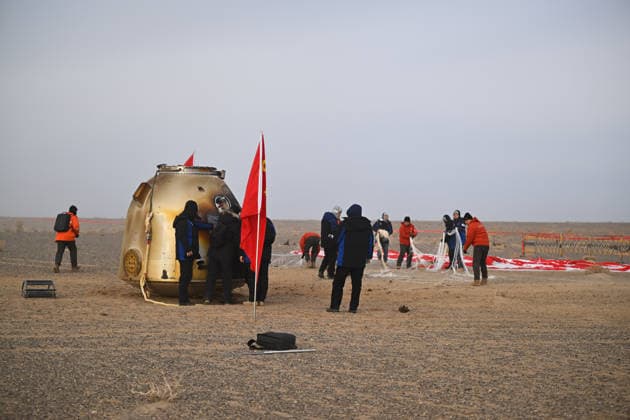 (260119) -- JIUQUAN, Jan. 19, 2026 -- The return capsule of the Shenzhou-20 spaceship is pictured at the Dongfeng landing site in north China s Inner Mongolia Autonomous Region on Jan. 19, 2026. ) Photo Flash China s Shenzhou-20 return capsule touches down on Earth LixZhipeng 