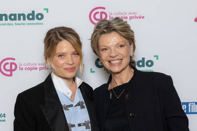Ceremonie Des Lumieres 2026 Melanie Thierry and her mother attends the Ceremonie Des Lumieres 31th International Press Award Ceremony at l Institut du Monde Arabe on January 18, 2026 in Paris, France. Photo by Nasser Berzane ABACAPRESS.COM Paris France  Copyright: xBerzanexNasser ABACAx