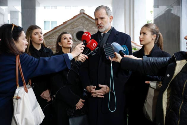 Spanish King Felipe VI (C) next to Queen Letizia (2L), Princess Leonor (R) and infanta Sofia (L) attend to the media at their arrival to the funeral of Princess Irene of Greece and Denmark held at the Metropolitan cathedreal of Athens, Greece on 19 January 2026. Princess Irene of Greece and Denmark died in Madrid last 15 January. Funeral of Princess Irene of Greece and Denmark in Athens !ACHTUNG: NUR REDAKTIONELLE NUTZUNG!  Copyright: xMariscalx GRAF1077 20260119-55019105759_1