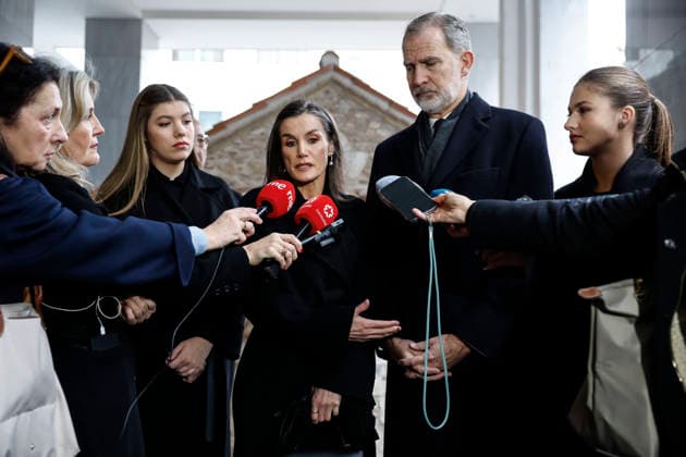 Spanish King Felipe VI (C) next to Queen Letizia (2L), Princess Leonor (R) and infanta Sofia (L) attend to the media at their arrival to the funeral of Princess Irene of Greece and Denmark held at the Metropolitan cathedreal of Athens, Greece on 19 January 2026. Princess Irene of Greece and Denmark died in Madrid last 15 January. Funeral of Princess Irene of Greece and Denmark in Athens !ACHTUNG: NUR REDAKTIONELLE NUTZUNG!  Copyright: xMariscalx GRAF1078 20260119-55019105761_1