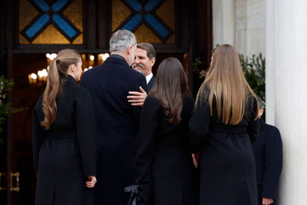 Spanish King Felipe VI (2L) next to Queen Letizia (2R), Princess Leonor (L) and infanta Sofia (R) greet Crown Prince of Greece Pavlos (C) at their arrival to the funeral of Princess Irene of Greece and Denmark held at the Metropolitan cathedreal of Athens, Greece on 19 January 2026. Princess Irene of Greece and Denmark died in Madrid last 15 January. Funeral of Princess Irene of Greece and Denmark in Athens !ACHTUNG: NUR REDAKTIONELLE NUTZUNG!  Copyright: xMariscalx GRAF1084 20260119-55019105934_1