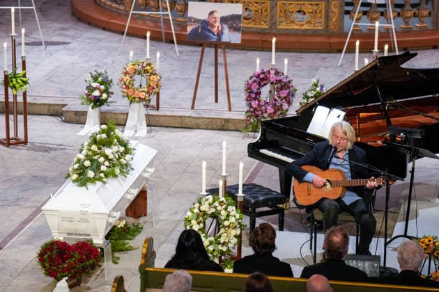 The funeral ceremony for Sverre Anker Ousdal Oslo 20260119 Jan Eggum presents a lazy man during actor Sverre Anker Ousdals funeral in Oslo Cathedral on Monday Ousdal died January 3 after a short hospital stay, 81 years old Photo Heiko Junge NTB POOL Oslo Norway TxRCbdmo5Wo EDITORIAL USE ONLY Ref BNC ENTTxRCbdmo5Wo jpg  Copyright: xHeikoxJungex xNTBx