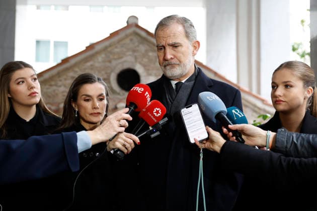 Spanish King Felipe VI (C) next to Queen Letizia (2L), Princess Leonor (R) and infanta Sofia (L) attend to the media at their arrival to the funeral of Princess Irene of Greece and Denmark held at the Metropolitan cathedreal of Athens, Greece on 19 January 2026. Princess Irene of Greece and Denmark died in Madrid last 15 January. Funeral of Princess Irene of Greece and Denmark in Athens !ACHTUNG: NUR REDAKTIONELLE NUTZUNG!  Copyright: xMariscalx GRAF1107 20260119-55019106160_1