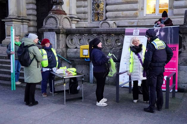 cntv On todays 30th day of proceedings in the block trial on the alleged abduction of the children, two initiatives held vigils controlled by the police demonstrations in front of the court Hamburg 19 01 2025 Hamburg Germany