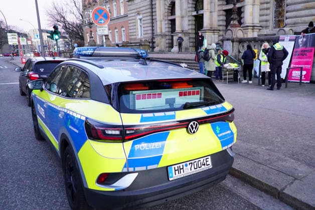 cntv On todays 30th day of proceedings in the block trial on the alleged abduction of the children, two initiatives held vigils controlled by the police demonstrations in front of the court Hamburg 19 01 2025 Hamburg Germany