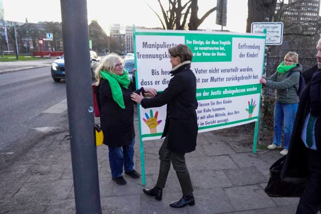 cntv: Am heutigen 30.Verhandlungstag im Block Prozess um die angebliche Entführung der Kinder haben zwei Initiativen Mahnwachen Demonstrationen vor dem Gericht abgehalten. Frau Block und Herr Delling begruessten die beteiligten Personen persöhnlich. Dabei erhielt Frau Block auch einen Brief überreicht. Hamburg am 19.01.2026 Gerhard Delling TV Moderator mit Rechtsanwalt David Rieks Christina Block Unternehmerin mit ihren Verteidiger Ingo Bott und ihre Verteidigerin Paula Wlodarek Begruessung der Unterstuetzter durch Gerhard Delling und Christina Block die bei jedem Prozesstag vor dem Gericht den Angklagten Mut zu sprechen die Verteidiger und Angeklagten kommen wie immer zu Fuss Stephan Hensel Ex-Ehemann und Vater der Kinder von Chris
