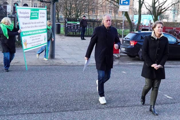 cntv Gerhard Delling TV presenter with Christina Block entrepreneur The defendants are on foot as usual amburg,19 01 2026 Hearing at the trial for alleged child abduction in the Hamburg Regional Court Criminal Justice Building Abduction case of the Block children Hamburg Germany