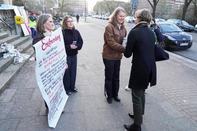 cntv: Am heutigen 30.Verhandlungstag im Block Prozess um die angebliche Entführung der Kinder haben zwei Initiativen Mahnwachen Demonstrationen vor dem Gericht abgehalten. Frau Block und Herr Delling begruessten die beteiligten Personen persöhnlich. Dabei erhielt Frau Block auch einen Brief überreicht. Hamburg am 19.01.2026 Gerhard Delling TV Moderator mit Rechtsanwalt David Rieks Christina Block Unternehmerin mit ihren Verteidiger Ingo Bott und ihre Verteidigerin Paula Wlodarek Begruessung der Unterstuetzter durch Gerhard Delling und Christina Block die bei jedem Prozesstag vor dem Gericht den Angklagten Mut zu sprechen die Verteidiger und Angeklagten kommen wie immer zu Fuss Stephan Hensel Ex-Ehemann und Vater der Kinder von Chris