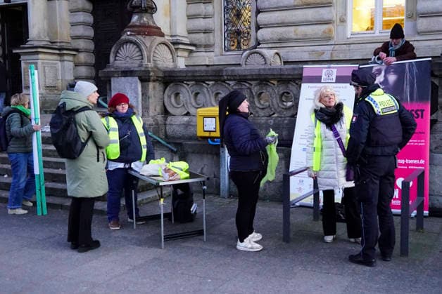 cntv On todays 30th day of proceedings in the block trial on the alleged abduction of the children, two initiatives held vigils controlled by the police demonstrations in front of the court Hamburg 19 01 2025 Hamburg Germany
