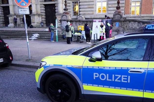 cntv On todays 30th day of proceedings in the block trial on the alleged abduction of the children, two initiatives held vigils controlled by the police demonstrations in front of the court Hamburg 19 01 2025 Hamburg Germany