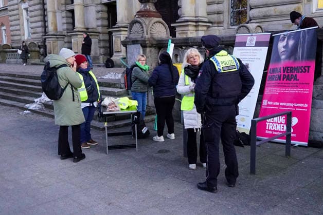cntv On todays 30th day of proceedings in the block trial on the alleged abduction of the children, two initiatives held vigils controlled by the police demonstrations in front of the court Hamburg 19 01 2025 Hamburg Germany
