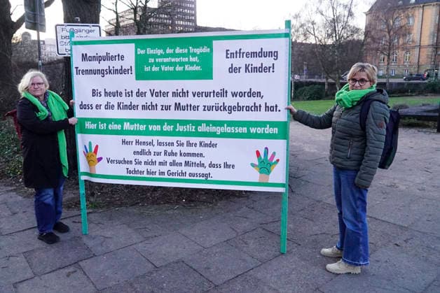 cntv On todays 30th day of proceedings in the block trial on the alleged abduction of the children, two initiatives held vigils controlled by the police demonstrations in front of the court Hamburg 19 01 2025 Hamburg Germany