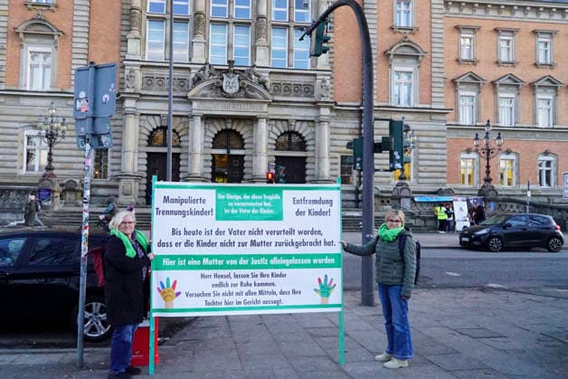 cntv On todays 30th day of proceedings in the block trial on the alleged abduction of the children, two initiatives held vigils controlled by the police demonstrations in front of the court Hamburg 19 01 2025 Hamburg Germany