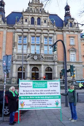 cntv On todays 30th day of proceedings in the block trial on the alleged abduction of the children, two initiatives held vigils controlled by the police demonstrations in front of the court Hamburg 19 01 2025 Hamburg Germany