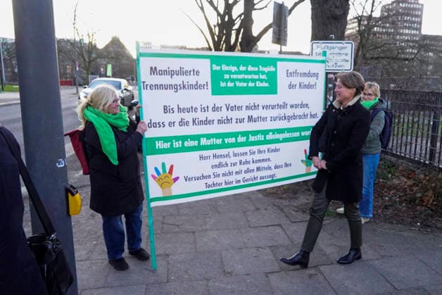 cntv: Am heutigen 30.Verhandlungstag im Block Prozess um die angebliche Entführung der Kinder haben zwei Initiativen Mahnwachen Demonstrationen vor dem Gericht abgehalten. Frau Block und Herr Delling begruessten die beteiligten Personen persöhnlich. Dabei erhielt Frau Block auch einen Brief überreicht. Hamburg am 19.01.2026 Gerhard Delling TV Moderator mit Rechtsanwalt David Rieks Christina Block Unternehmerin mit ihren Verteidiger Ingo Bott und ihre Verteidigerin Paula Wlodarek Begruessung der Unterstuetzter durch Gerhard Delling und Christina Block die bei jedem Prozesstag vor dem Gericht den Angklagten Mut zu sprechen die Verteidiger und Angeklagten kommen wie immer zu Fuss Stephan Hensel Ex-Ehemann und Vater der Kinder von Chris