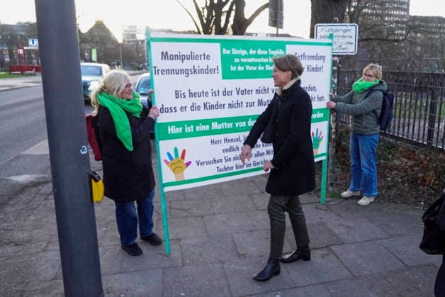 cntv: Am heutigen 30.Verhandlungstag im Block Prozess um die angebliche Entführung der Kinder haben zwei Initiativen Mahnwachen Demonstrationen vor dem Gericht abgehalten. Frau Block und Herr Delling begruessten die beteiligten Personen persöhnlich. Dabei erhielt Frau Block auch einen Brief überreicht. Hamburg am 19.01.2026 Gerhard Delling TV Moderator mit Rechtsanwalt David Rieks Christina Block Unternehmerin mit ihren Verteidiger Ingo Bott und ihre Verteidigerin Paula Wlodarek Begruessung der Unterstuetzter durch Gerhard Delling und Christina Block die bei jedem Prozesstag vor dem Gericht den Angklagten Mut zu sprechen die Verteidiger und Angeklagten kommen wie immer zu Fuss Stephan Hensel Ex-Ehemann und Vater der Kinder von Chris