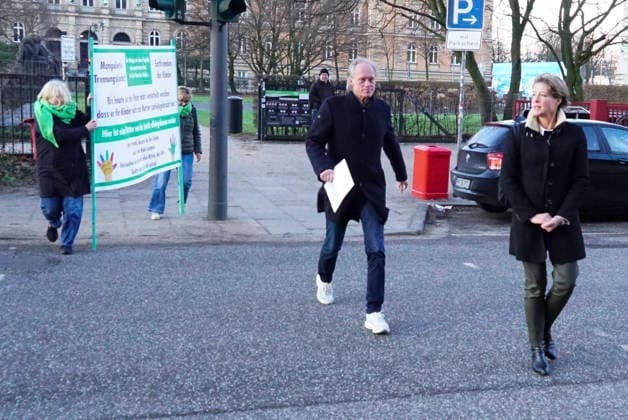 cntv Gerhard Delling TV presenter with lawyer David Rieks Christina Block entrepreneur The defendants are on foot as usual Hamburg,19 01 2026 Hearing at the trial for alleged child abduction in the Hamburg Regional Court Criminal Justice Building Abduction case of the Block children Hamburg Germany