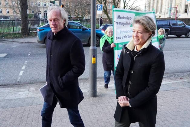 cntv Gerhard Delling TV presenter with Christina Block entrepreneur The defendants are on foot as usual amburg,19 01 2026 Hearing at the trial for alleged child abduction in the Hamburg Regional Court Criminal Justice Building Abduction case of the Block children Hamburg Germany