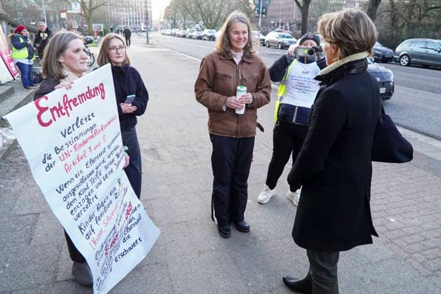 cntv: Am heutigen 30.Verhandlungstag im Block Prozess um die angebliche Entführung der Kinder haben zwei Initiativen Mahnwachen Demonstrationen vor dem Gericht abgehalten. Frau Block und Herr Delling begruessten die beteiligten Personen persöhnlich. Dabei erhielt Frau Block auch einen Brief überreicht. Hamburg am 19.01.2026 Gerhard Delling TV Moderator mit Rechtsanwalt David Rieks Christina Block Unternehmerin mit ihren Verteidiger Ingo Bott und ihre Verteidigerin Paula Wlodarek Begruessung der Unterstuetzter durch Gerhard Delling und Christina Block die bei jedem Prozesstag vor dem Gericht den Angklagten Mut zu sprechen die Verteidiger und Angeklagten kommen wie immer zu Fuss Stephan Hensel Ex-Ehemann und Vater der Kinder von Chris