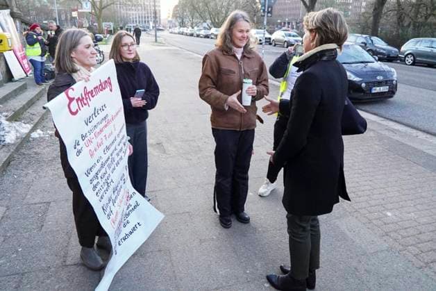 cntv: Am heutigen 30.Verhandlungstag im Block Prozess um die angebliche Entführung der Kinder haben zwei Initiativen Mahnwachen Demonstrationen vor dem Gericht abgehalten. Frau Block und Herr Delling begruessten die beteiligten Personen persöhnlich. Dabei erhielt Frau Block auch einen Brief überreicht. Hamburg am 19.01.2026 Gerhard Delling TV Moderator mit Rechtsanwalt David Rieks Christina Block Unternehmerin mit ihren Verteidiger Ingo Bott und ihre Verteidigerin Paula Wlodarek Begruessung der Unterstuetzter durch Gerhard Delling und Christina Block die bei jedem Prozesstag vor dem Gericht den Angklagten Mut zu sprechen die Verteidiger und Angeklagten kommen wie immer zu Fuss Stephan Hensel Ex-Ehemann und Vater der Kinder von Chris