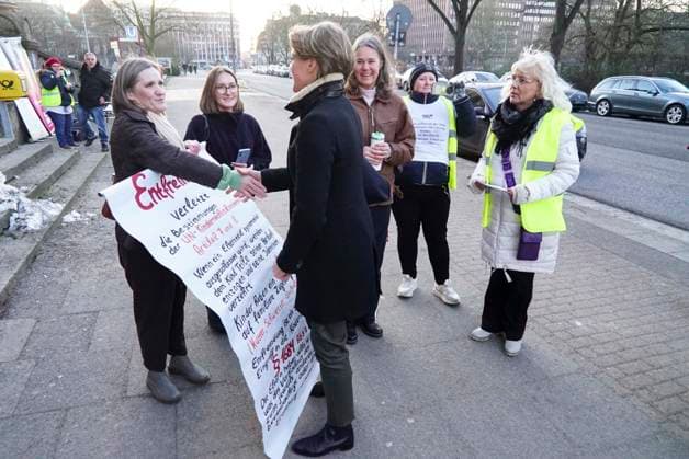 cntv: Am heutigen 30.Verhandlungstag im Block Prozess um die angebliche Entführung der Kinder haben zwei Initiativen Mahnwachen Demonstrationen vor dem Gericht abgehalten. Frau Block und Herr Delling begruessten die beteiligten Personen persöhnlich. Dabei erhielt Frau Block auch einen Brief überreicht. Hamburg am 19.01.2026 Gerhard Delling TV Moderator mit Rechtsanwalt David Rieks Christina Block Unternehmerin mit ihren Verteidiger Ingo Bott und ihre Verteidigerin Paula Wlodarek Begruessung der Unterstuetzter durch Gerhard Delling und Christina Block die bei jedem Prozesstag vor dem Gericht den Angklagten Mut zu sprechen die Verteidiger und Angeklagten kommen wie immer zu Fuss Stephan Hensel Ex-Ehemann und Vater der Kinder von Chris