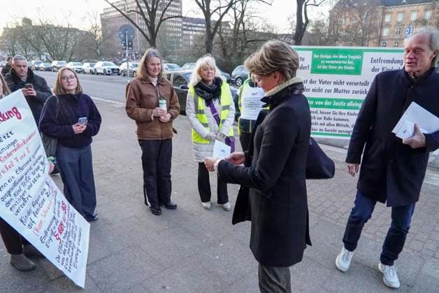 cntv: Am heutigen 30.Verhandlungstag im Block Prozess um die angebliche Entführung der Kinder haben zwei Initiativen Mahnwachen Demonstrationen vor dem Gericht abgehalten. Frau Block und Herr Delling begruessten die beteiligten Personen persöhnlich. Dabei erhielt Frau Block auch einen Brief überreicht. Hamburg am 19.01.2026 Gerhard Delling TV Moderator mit Rechtsanwalt David Rieks Christina Block Unternehmerin mit ihren Verteidiger Ingo Bott und ihre Verteidigerin Paula Wlodarek Begruessung der Unterstuetzter durch Gerhard Delling und Christina Block die bei jedem Prozesstag vor dem Gericht den Angklagten Mut zu sprechen die Verteidiger und Angeklagten kommen wie immer zu Fuss Stephan Hensel Ex-Ehemann und Vater der Kinder von Chris