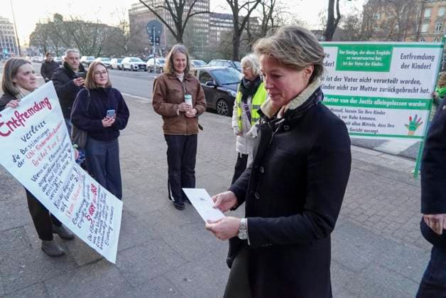 cntv: Am heutigen 30.Verhandlungstag im Block Prozess um die angebliche Entführung der Kinder haben zwei Initiativen Mahnwachen Demonstrationen vor dem Gericht abgehalten. Frau Block und Herr Delling begruessten die beteiligten Personen persöhnlich. Dabei erhielt Frau Block auch einen Brief überreicht. Hamburg am 19.01.2026 Gerhard Delling TV Moderator mit Rechtsanwalt David Rieks Christina Block Unternehmerin mit ihren Verteidiger Ingo Bott und ihre Verteidigerin Paula Wlodarek Begruessung der Unterstuetzter durch Gerhard Delling und Christina Block die bei jedem Prozesstag vor dem Gericht den Angklagten Mut zu sprechen die Verteidiger und Angeklagten kommen wie immer zu Fuss Stephan Hensel Ex-Ehemann und Vater der Kinder von Chris