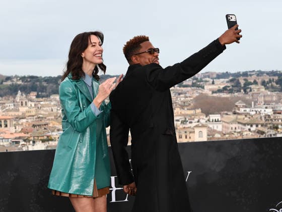 Rome, Hotel De la Ville, photocall for the series The Beauty. Pictured: Rebecca Hall and Jeremy Pope take a selfie.  Copyright: xMarcoxProvvisionatox xipa-agency.netx xDxAvanzo Provvisionatox IPA_Agency_IPA70287524