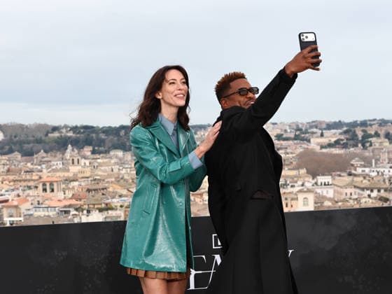 Rome, Hotel De la Ville, photocall for the series The Beauty. Pictured: Rebecca Hall and Jeremy Pope take a selfie.  Copyright: xMarcoxProvvisionatox xipa-agency.netx xDxAvanzo Provvisionatox IPA_Agency_IPA70287528
