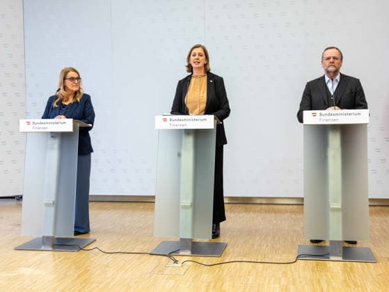 20260119 Pressekonferenz der Bundesregierung zu Inflation senken Aufschwung ermoeglichen Bilanz und Ausblick WIEN, OESTERREICH - JAeNNER 19: Staatssekretaerin im Bundesministerium fuer Arbeit, Soziales, Gesundheit, Pflege und Konsumentenschutz Ulrike Koenigsberger-Ludwig (SPOe), Staatssekretaerin im Bundesministerium fuer Finanzen Barbara Eibinger-Miedl (OeVP) und Staatssekretaer im Bundesministerium fuer europaeische und internationale Angelegenheiten Sepp Schellhorn (NEOS)beim Pressekonferenz - der Bundesregierung zu Inflation senken Aufschwung ermoeglichen Bilanz und Ausblick im Bundesministerium für Finanzen am 19. Jaenner 2026 in Wien, Oesterreich. 260119_SEPA_10_003 Copyright: xMichaelxIndrax SEPAxMedia