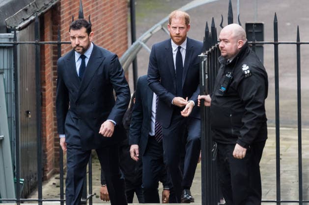 January 19, 2026, London, England, United Kingdom: PRINCE HARRY, Duke of Sussex (C), arrives at the High Court to attend the opening of the trial in a privacy case against Associated Newspapers Limited (ANL), the publisher of the Daily Mail, over unlawful information gathering. Seven high-profile claimants allege ANL hired private detectives to commit a series of unlawful acts ranging from phone tapping, home bugging to obtaining medical records by deception. London United Kingdom - ZUMAs371 20260119_zip_s371_014 Copyright: xWiktorxSzymanowiczx
