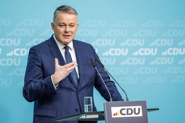 Pressekonferenz CDU CSU Pressekonferenz mit dem Bundeskanzler sowie Parteivorsitzenden der CDU Deutschlands, Friedrich Merz MdB und dem Landes- und Fraktionsvorsitzenden sowie Spitzenkandidaten der CDU Rheinland-Pfalz, Gordon Schnieder MdL am 19.01.2026 in Berlin. Gordon Schnieder spricht zu den Anwesenden. Berlin Berlin Deutschland Bundestag *** Press conference CDU CSU Press conference with the Federal Chancellor and party chairman of the CDU Germany, Friedrich Merz MdB and the state and parliamentary group chairman and top candidate of the CDU Rhineland-Palatinate, Gordon Schnieder MdL on 19 01 2026 in Berlin Gordon Schnieder speaks to the audience Berlin Berlin Germany Bundestag