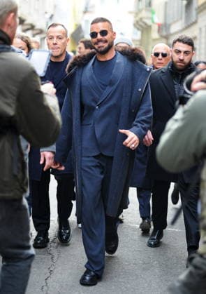 Milan: Ricky Martin leaves the Armani Hotel to go to the fashion show, followed by bodyguards, a huge crowd of photographers, cameramen, and fans.  Copyright: xMimmoxCarrierox xipa-agency.netx xMIMMOxCARRIERO-x IPA_Agency_IPA70291419